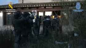 Un momento de la entrada de agentes de la Policía Nacional y de la Guardia Civil de Alicante en la casa de lujo de Alcoy.
