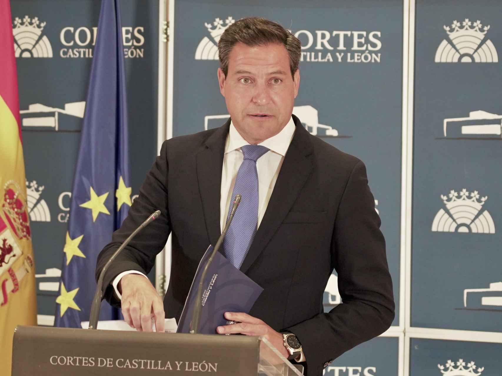 El portavoz del PP en las Cortes, Raúl de la Hoz, durante una rueda de prensa.