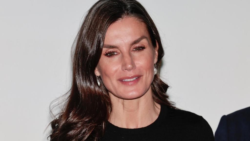 Letizia completó su 'look' con unos pendientes de Tous.