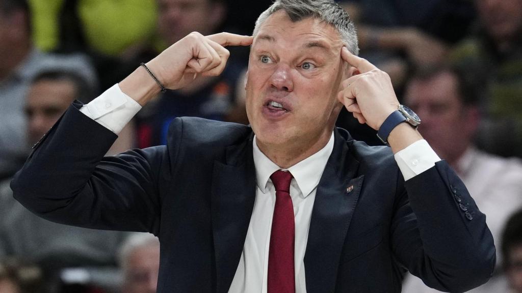 Sarunas Jasikevicius da indicaciones a sus jugadores desde la banda