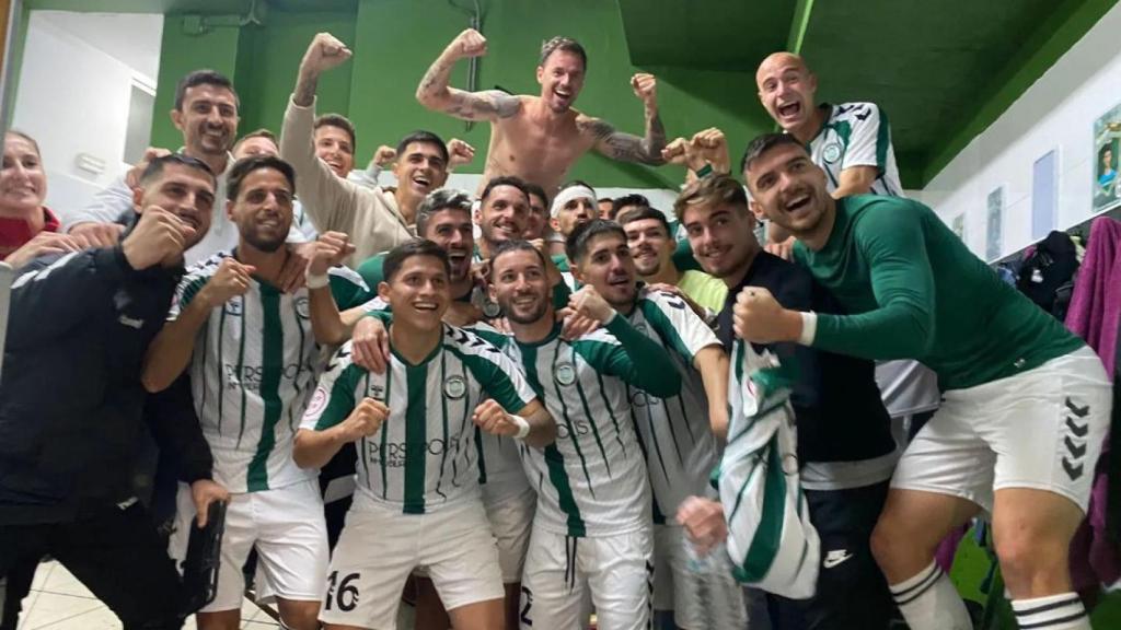 Los jugadores del Juventud Torremolinos celebran una victoria