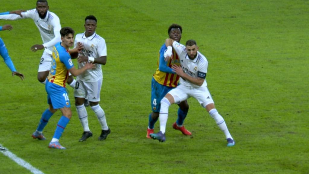 Gol anulado al Real Madrid por falta previa de Benzema que vio el VAR