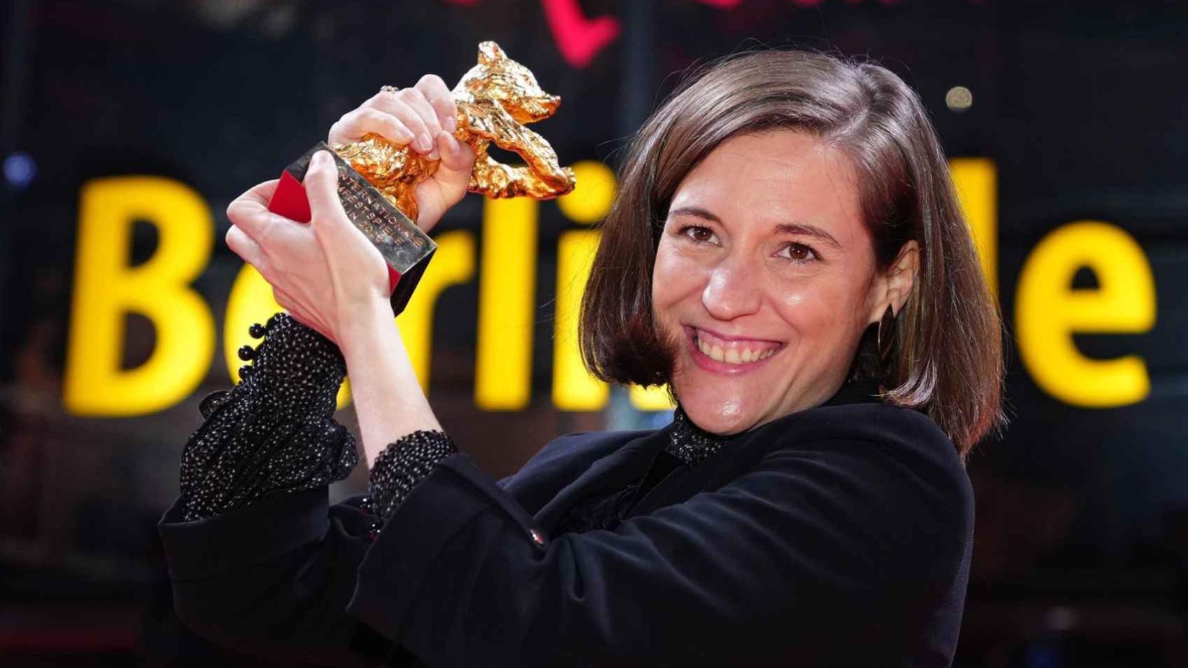 Carla Simón, con el Oso de Oro en la pasada edición de la Berlinale. Foto: EFE/EPA/Clemens Bilan