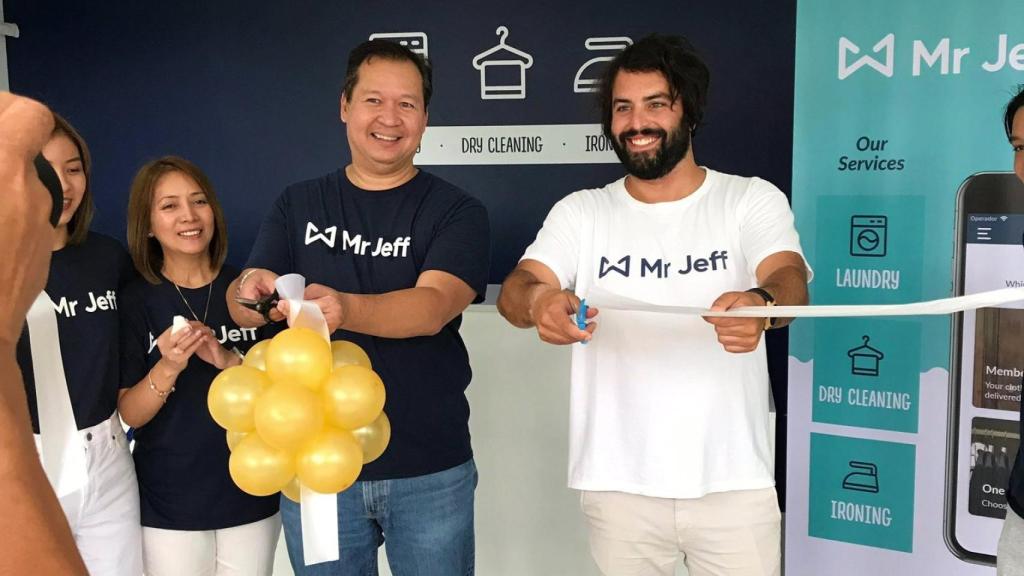 Eloi Gómez, CEO de Jeff, durante la inauguración de la primera lavandería de la firma en Asia. EE