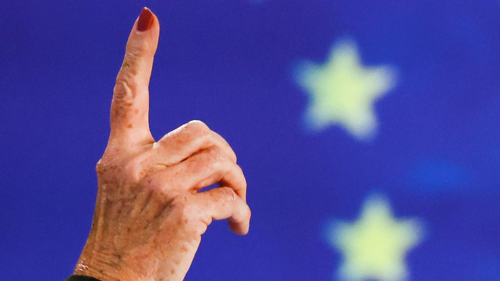 La mano de Christine Lagarde, presidenta del BCE, durante la rueda de prensa posterior a la reunión de febrero de la institución.