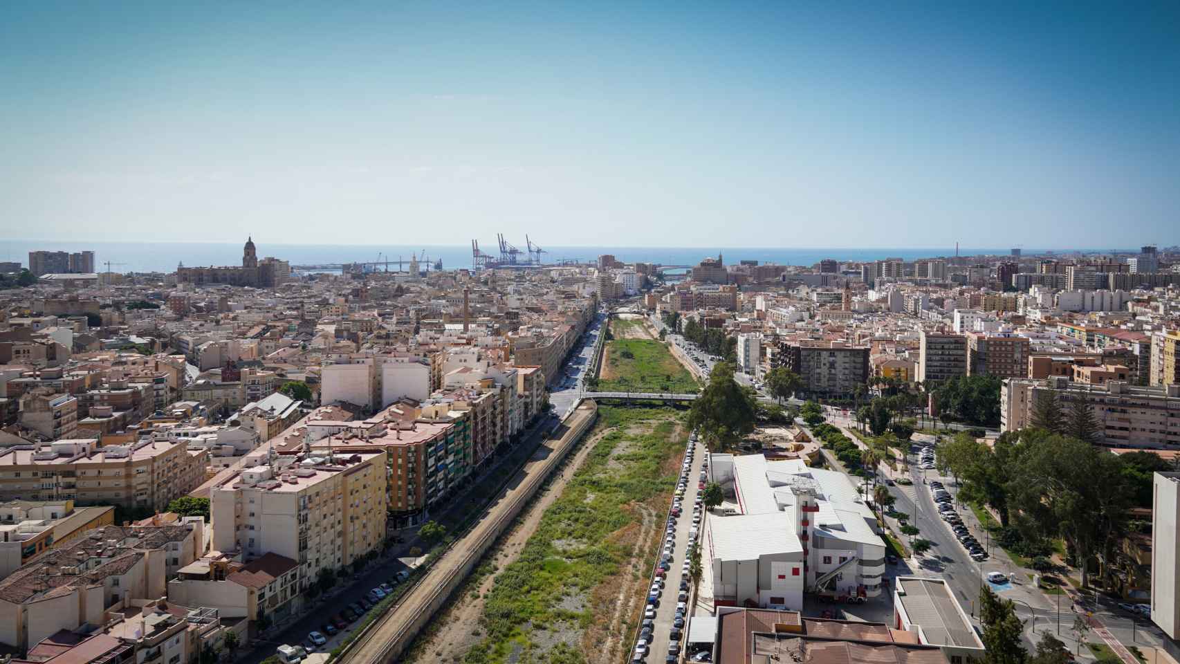 Vista del cauce del Guadalmedina en Málaga y de los viales existentes en sus dos márgenes.