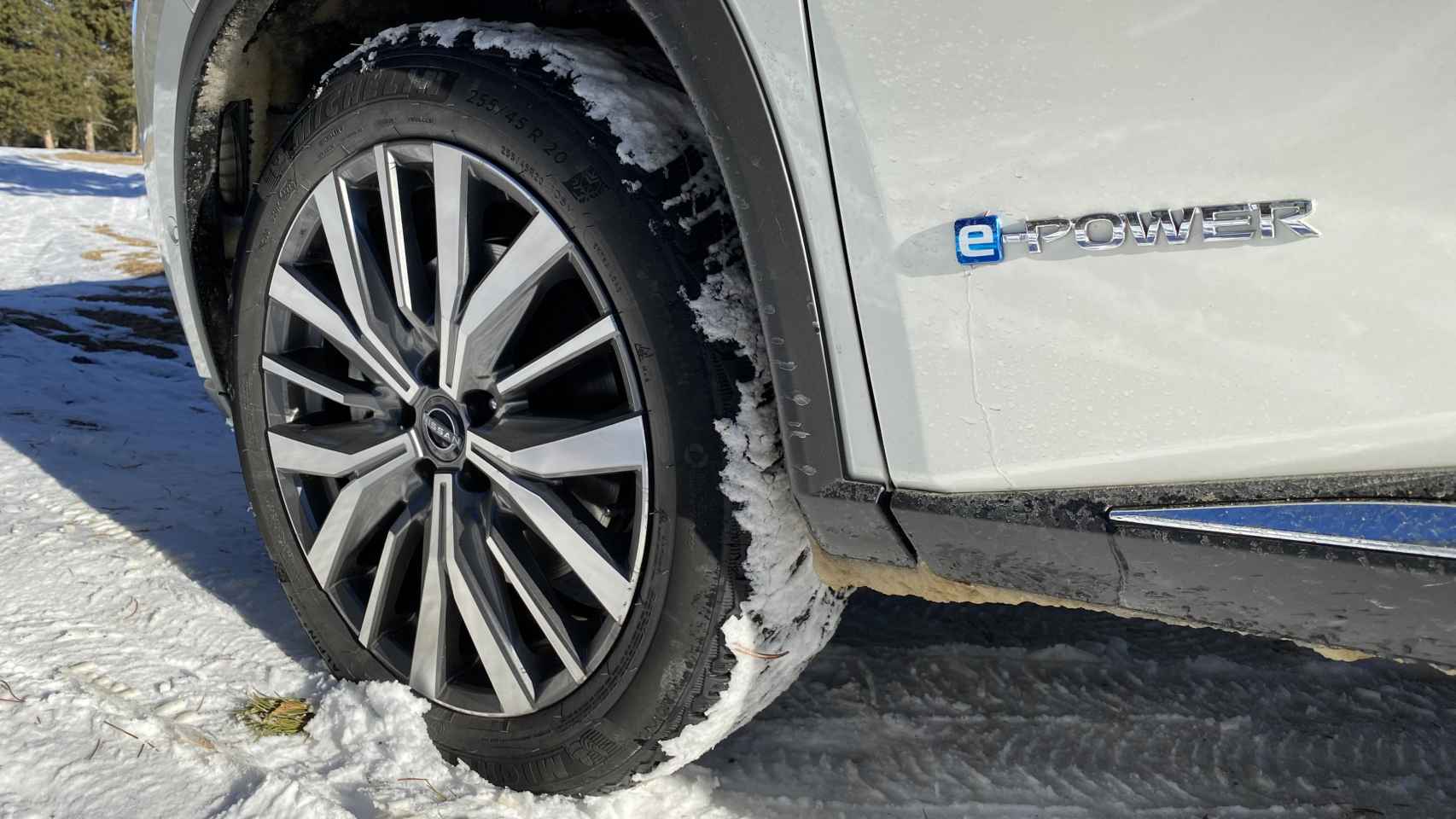 El Nissan X-Trail equipaba unos neumáticos Michelin Cross Climate 2 SUV perfectos para condiciones extremas.