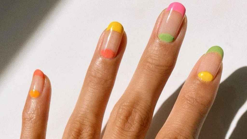 Detalle de una manicura media luna.