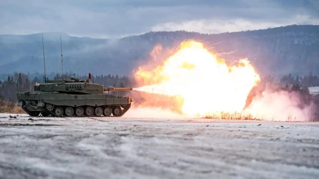 Leopard 2A4 de fabricación alemana en un ejercicio de tiro del ejército canadiense.