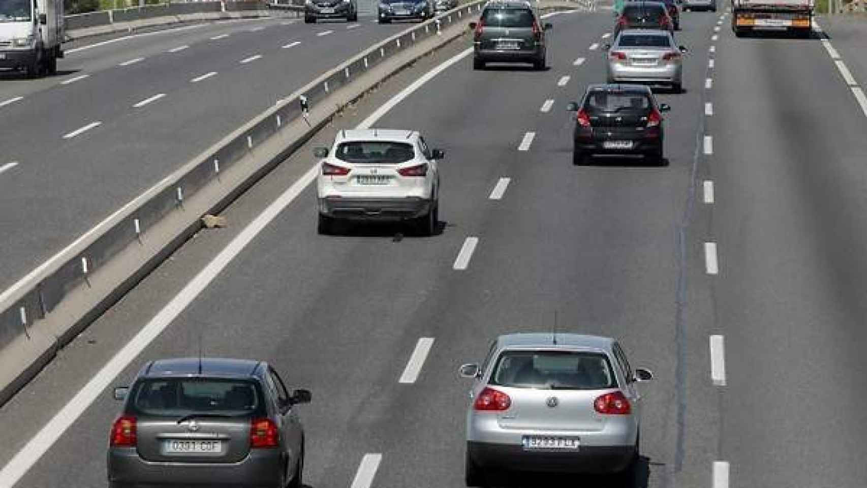 Coches en una carretera nacional.