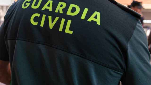 Un agente de la Guardia Civil de espaldas en una imagen de archivo.