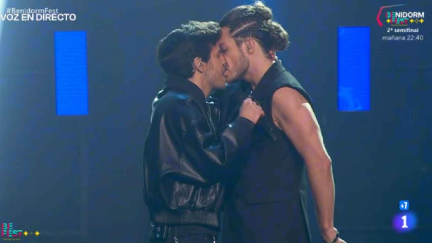 Beso de Matt y Valen durante la actuación de 'Unique' en el Benidorm Fest