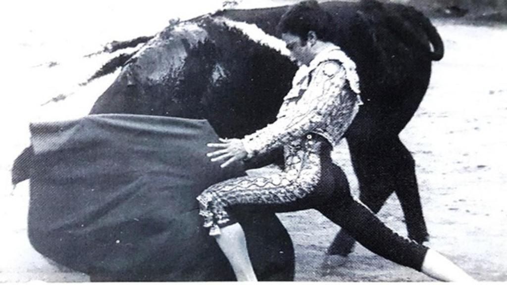 Roberto trasteando genuflexo a un victorino en la Corrida de la Prensa de 1976