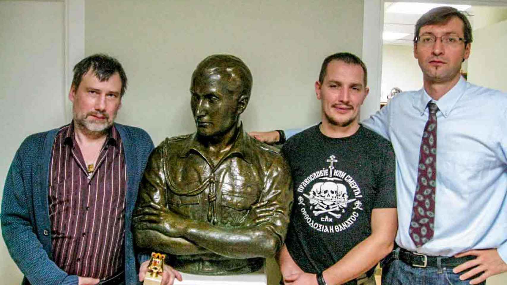Vorobyev, Gariyev y Shevchuk, de izquierda a derecha, junto a un busto de José Antonio Primo de Rivera.