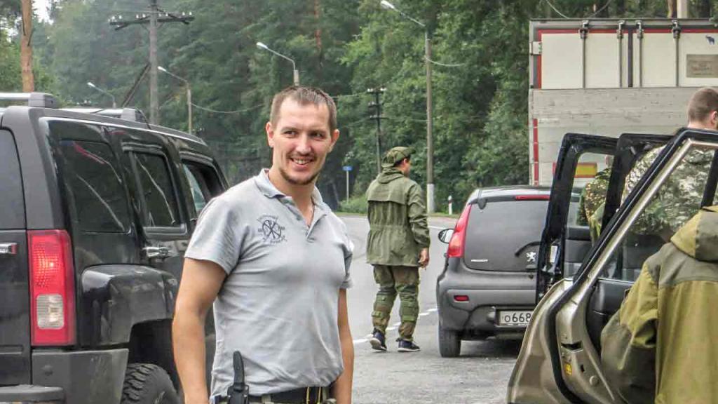 El líder del ala paramilitar del Movimiento Imperial que visitó Madrid, en el frente, junto a voluntarios de la Legión.