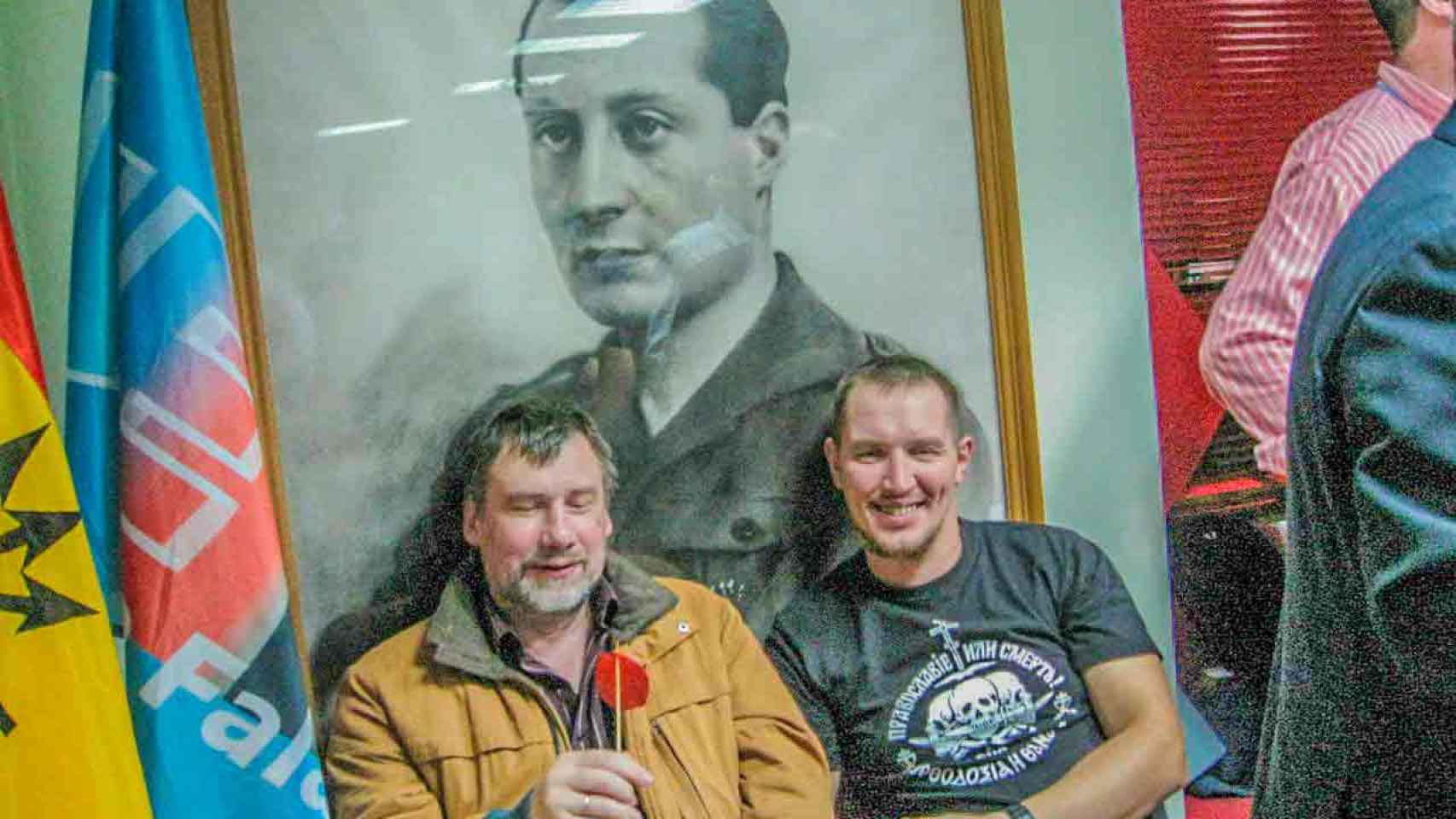 Vorobyov y Gariyev, a la derecha, posaron junto a un retrato de José Antonio durante su encuentro con La Falange en 2015.