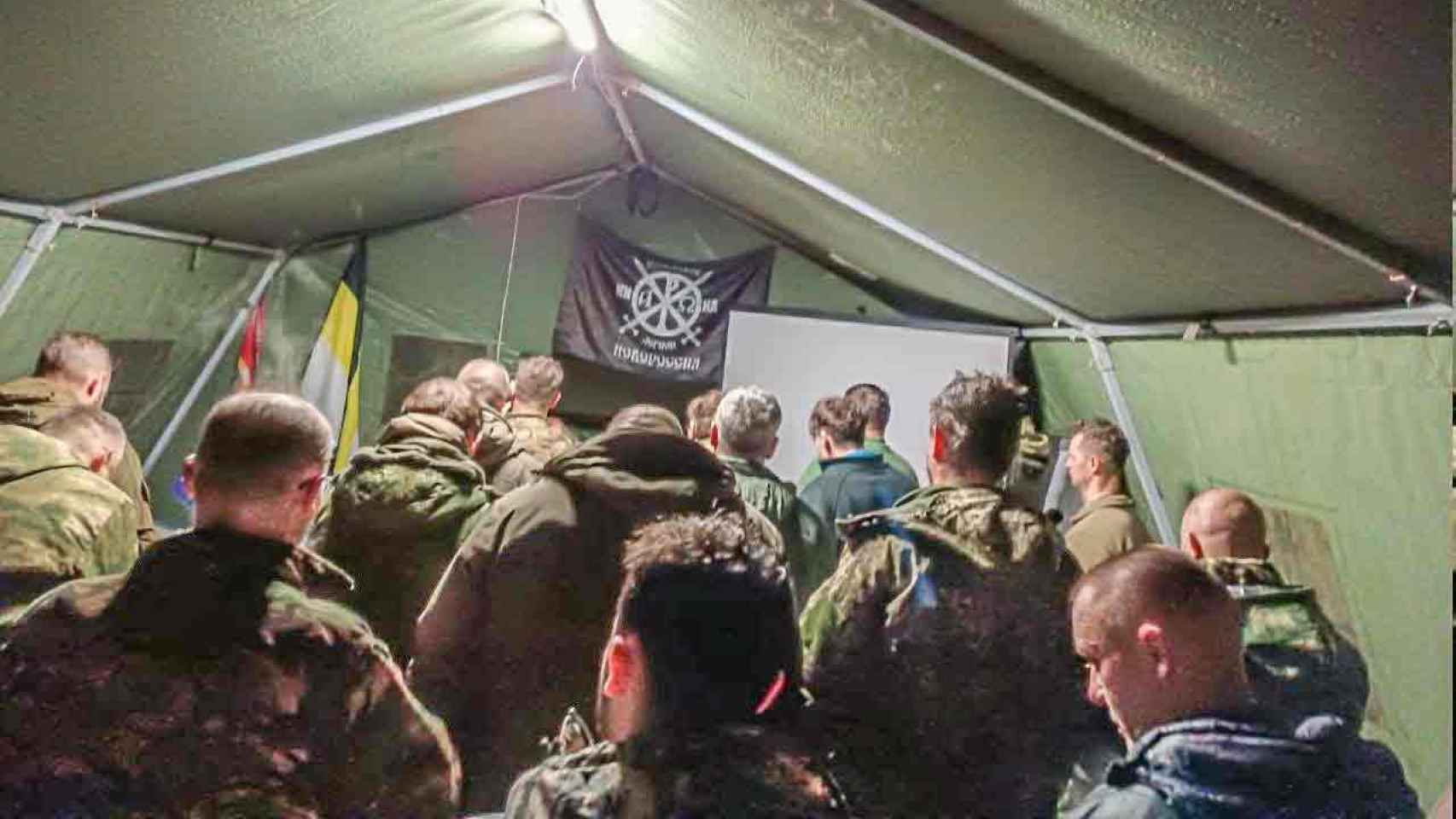 Zaristas y ultranacionalistas de la Legión Imperial Rusa, durante la oración, en los frentes ucranianos.