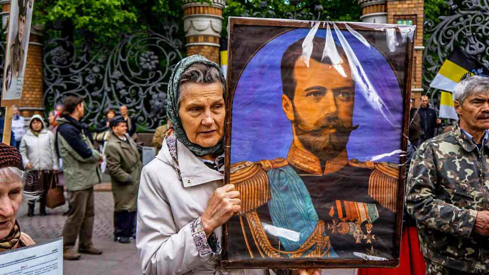 Una mujer sostiene un retrato del zar Nicolás II en la Procesión de la Cruz de 2016.