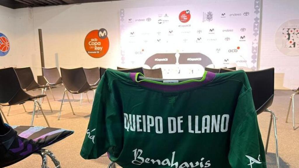 Camiseta serigrafiada con su nombre, como homenaje póstumo, en la presentación de la Copa del Rey de baloncesto.