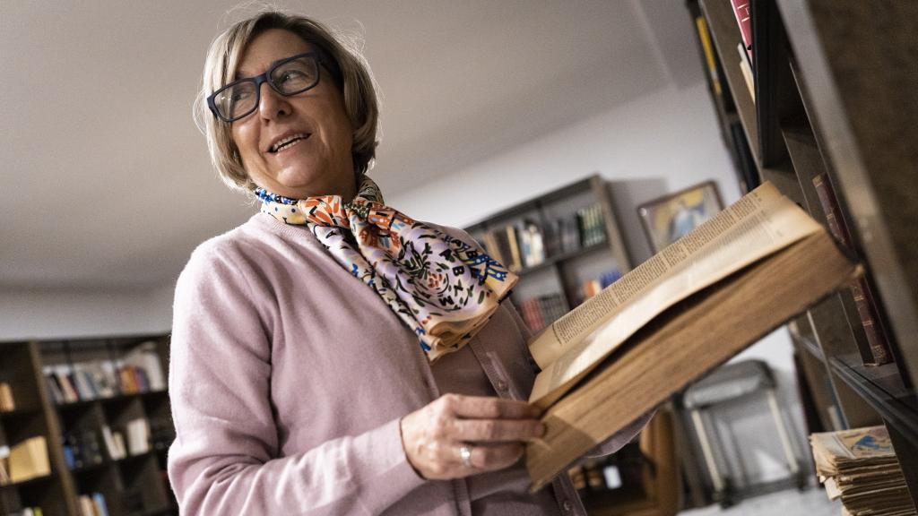 Mar Sánchez Bergua, Gran Maestra de la Gran Logia Femenina de España, en la biblioteca de su sede en el barrio de Sant Andreu, Barcelona