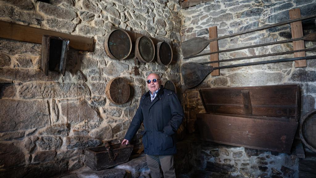 Carlos Manuel Rodríguez, presidente de la I.G.P. Pan de Cea, mostrando el interior de uno de los 'fornos' históricos de Cea.