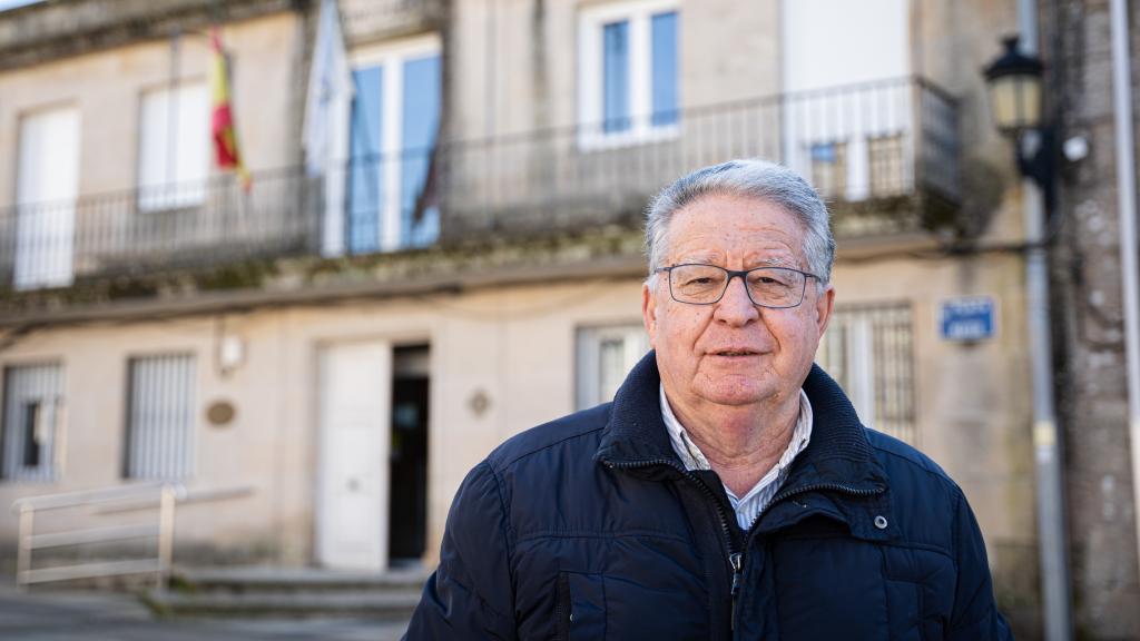 José Luis Valladares, alcalde de San Cristovo de Cea desde 1991, frente al ayuntamiento.