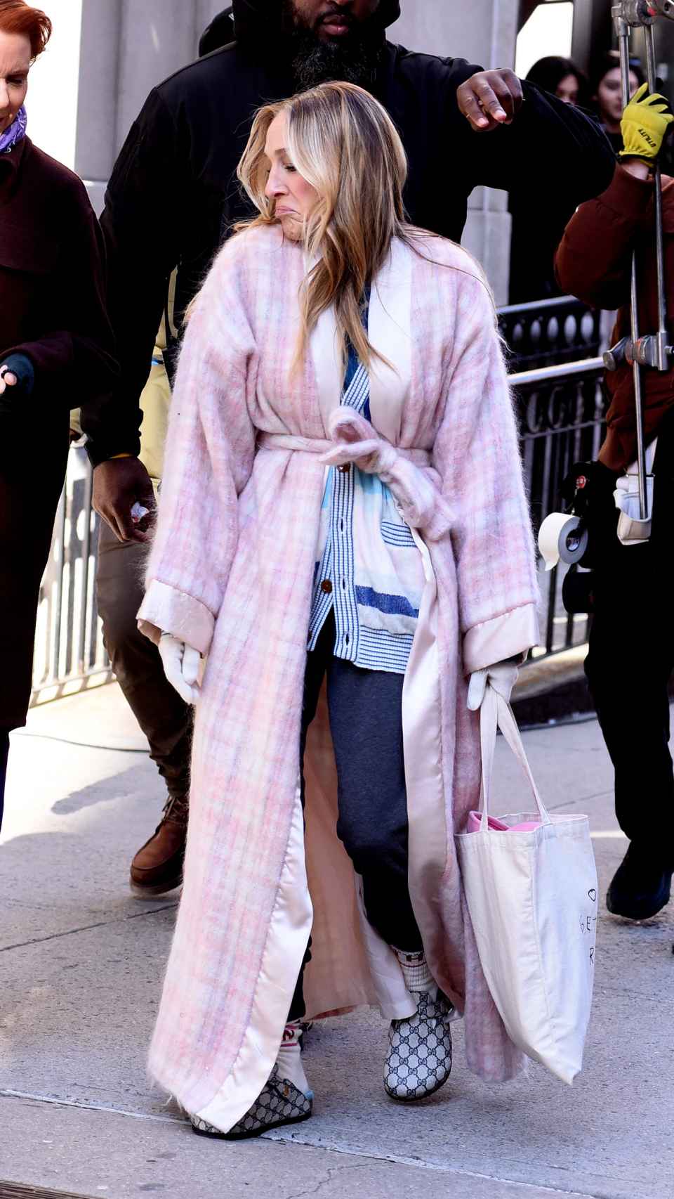 Sarah Jessica Parker caracterizada como Carrie Bradshaw con slippers de Gucci.