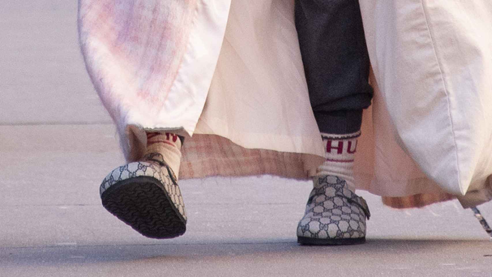 Detalle de las slippers de Gucci de Sarah Jessica Parker.