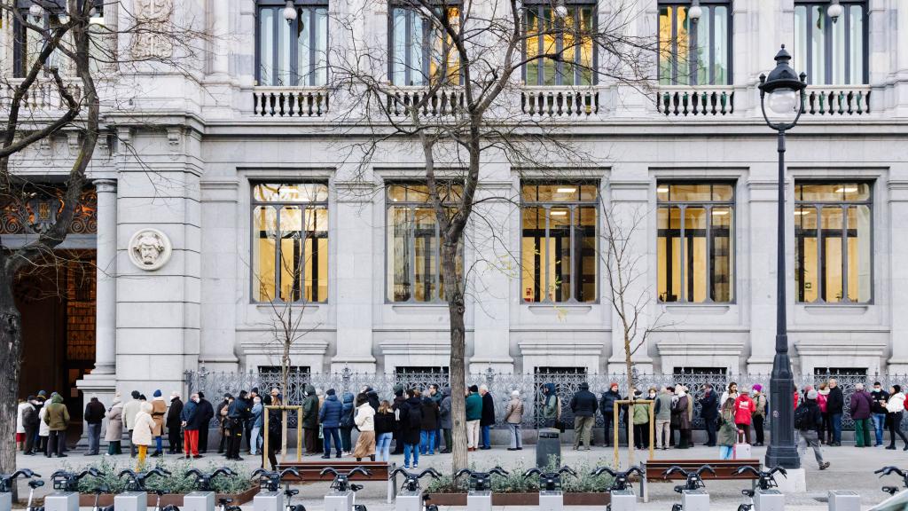 Decenas de personas hacen cola para contratar Letras del Tesoro, en el Banco de España, a 3 de febrero de 2023, en Madrid (España).