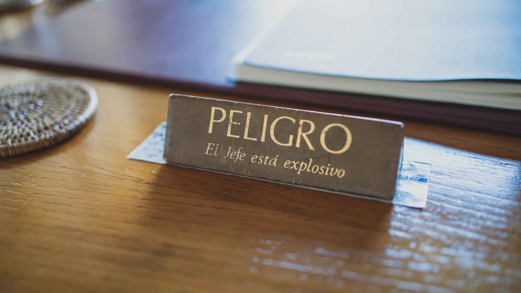 El letrero que avisa en la mesa del despacho de Luis Ángel de la Viuda.
