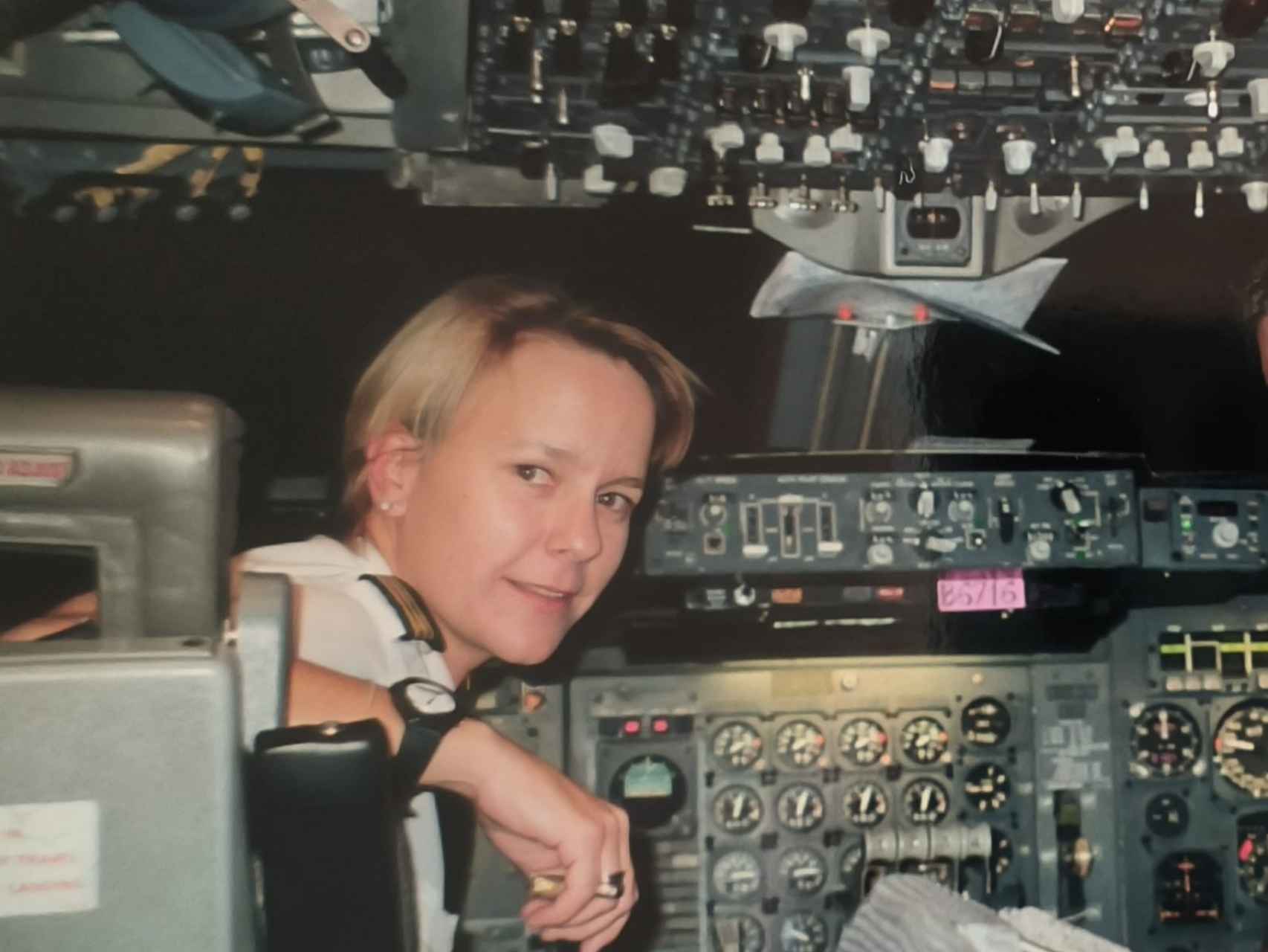 La comandante Loreto Costa Krämer en la cabina de un 747 de Iberia.