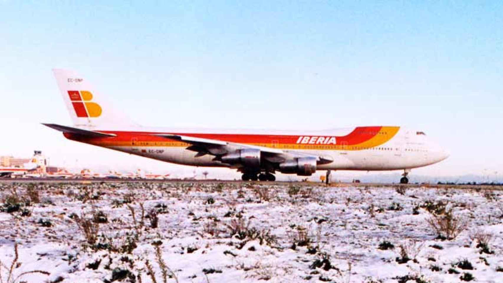 Boeing 747 de Iberia en el aeripuerto de Madrid-Barajas en los años 90.