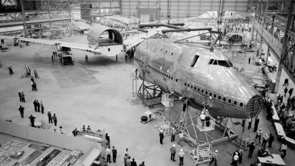 Ensamblaje de un 747 en los años 80, en la planta de Boeing de Seattle, EEUU.