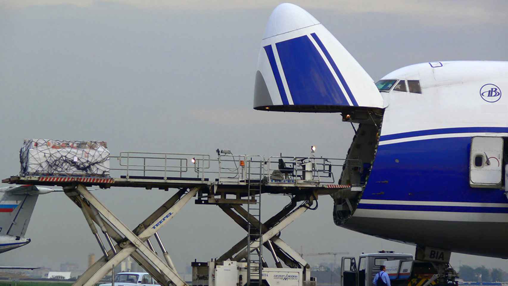 Boeing 747 de carga, abriendo su compuerta frontal.
