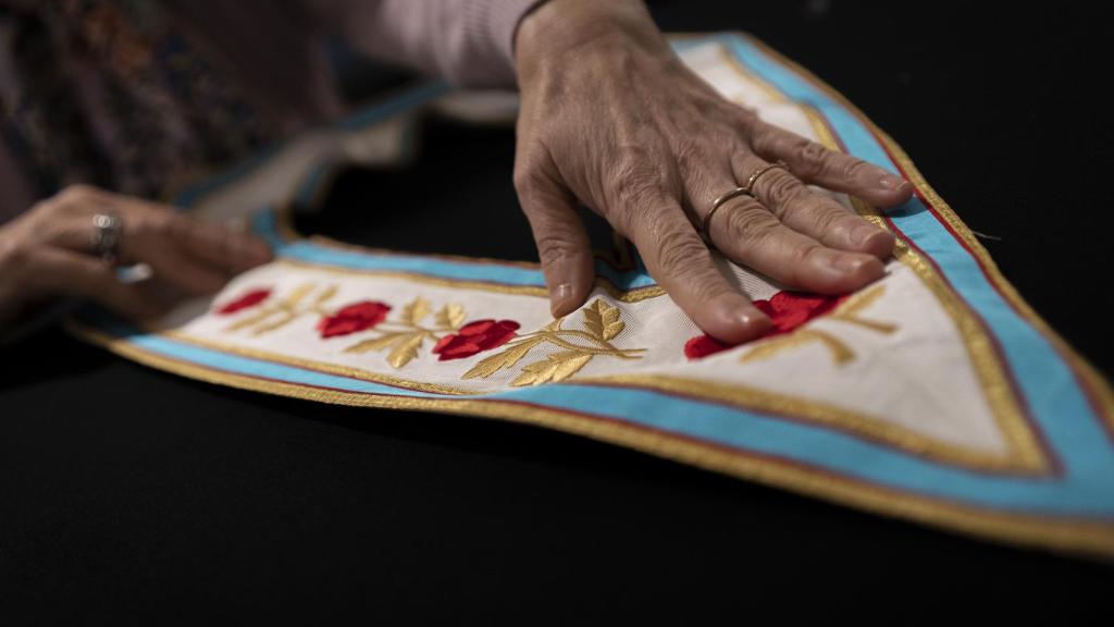 El collarín es una de las prendas que lleva la Gran Maestra de la Gran Logia Femenina de España en determinadas ceremonias. Las rosas simbolizan lo femenino, la belleza, la armonía y la sangre.