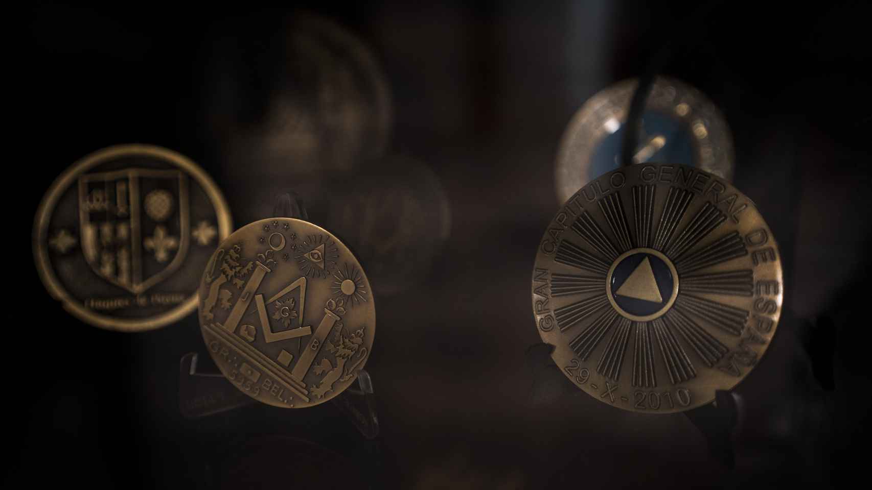 Medallas e insignias masónicas obsequio de otras Logias nacionales e internacionales para la Gran Logia Femenina de España.
