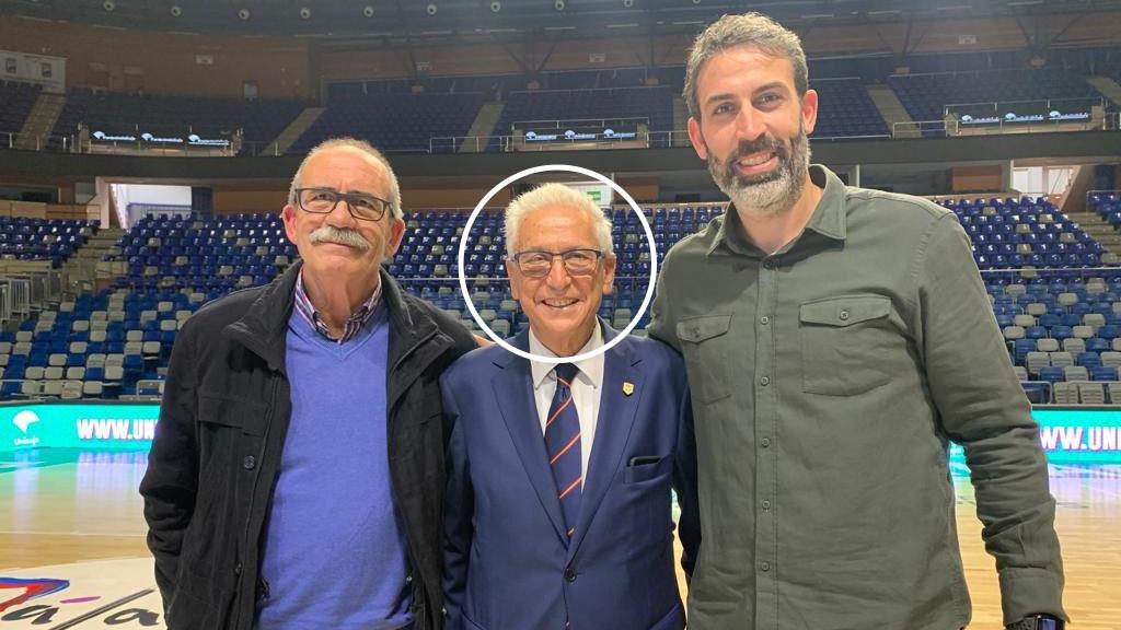 Bernardo (i) el padre de Berni (d) excapitán del Unicaja, fue entrenado por Alfonso Queipo de Llano (centro).