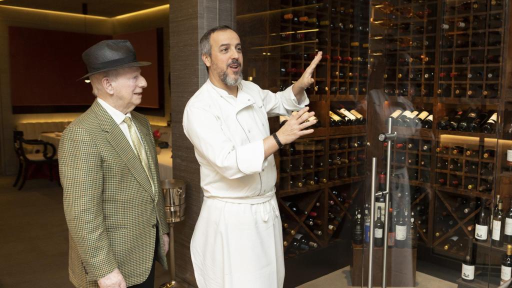 Los chefs viendo la bodega.