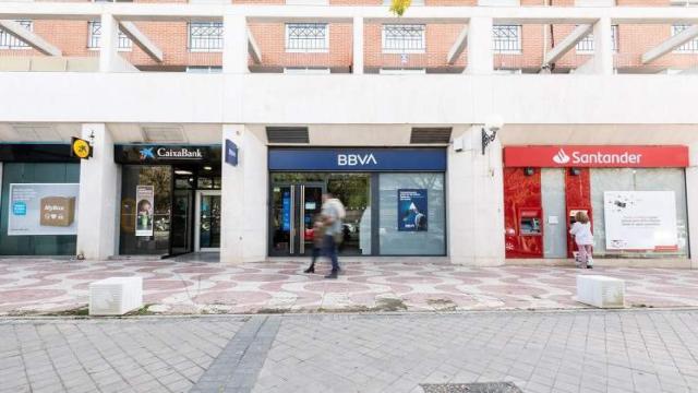 Una calle con varias oficinas bancarias.