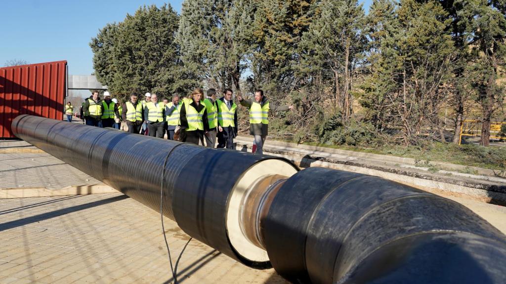 El consejero de Medio Ambiente, Vivienda y Ordenación del Territorio, Juan Carlos Suárez-Quiñones, y el alcalde de Valladolid, Óscar Puente, visitan las obras de la red de calor sostenible ‘Valladolid-Oeste