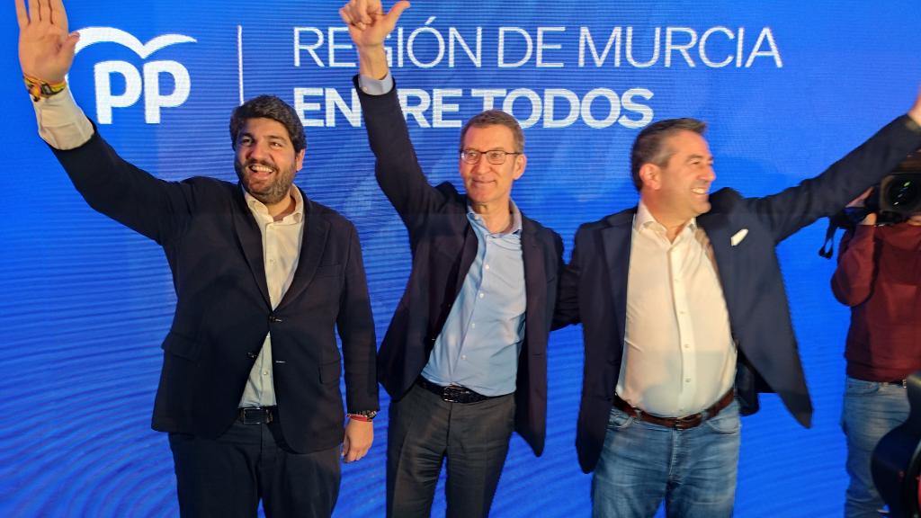 Los populares Fernando López Miras, Alberto Núñez Feijóo y Joaquín Buendía, este viernes, en los Salones El Atardecer de Alcantarilla.