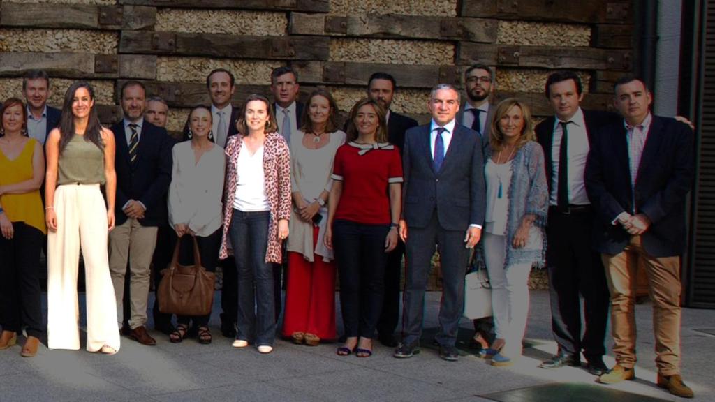 Foto de graduación de aquella edición del posgrado. Aquel día no posó Borja Sémper.