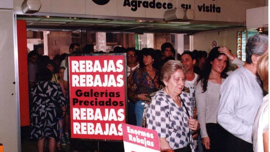 Compradores de rebajas a mediados de la década de 1980 en la desaparecida Galerías Preciados.