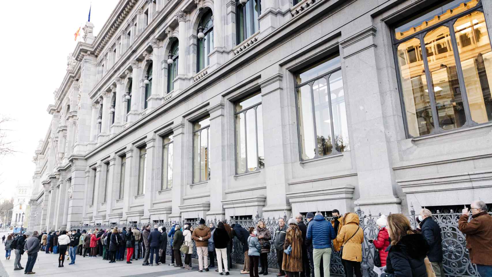 Decenas de personas haciendo cola hace unos meses para contratar Letras del Tesoro en el Banco de España.