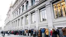Decenas de personas hacen cola para contratar Letras del Tesoro en el Banco de España en una foto de archivo.