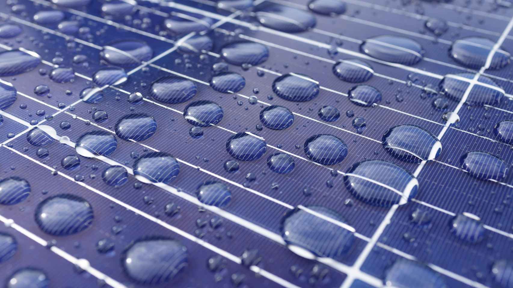 Un panel solar con gotas de lluvia