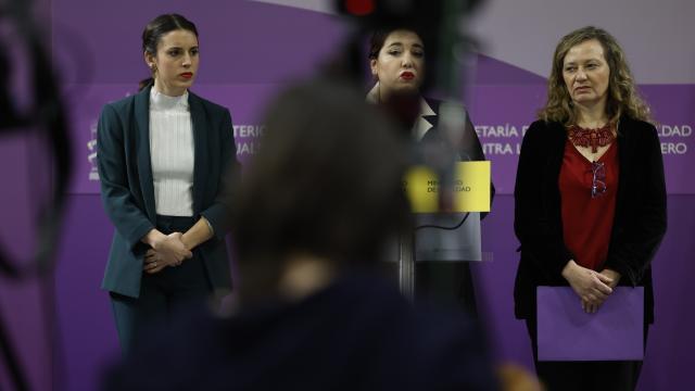 Irene Montero junto a Victoria Rosell y Ángela Rodríguez Pam.