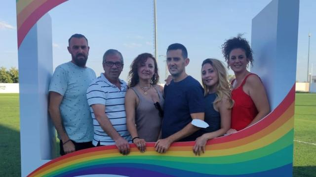 Miguel Navarré, en el centro flanqueado por Arantxa Murgui y Mariona Merino, dos de las concejales que ha cesado. EE