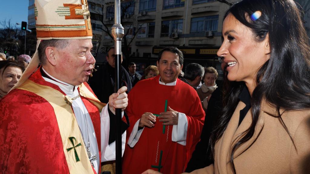 Begoña Villacís saluda a Martínez Camino, obispo auxiliar de Madrid, este viernes en la procesión de San Blas de la capital.