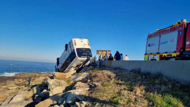 El microbús volcado en cabo Silleiro (Baiona).